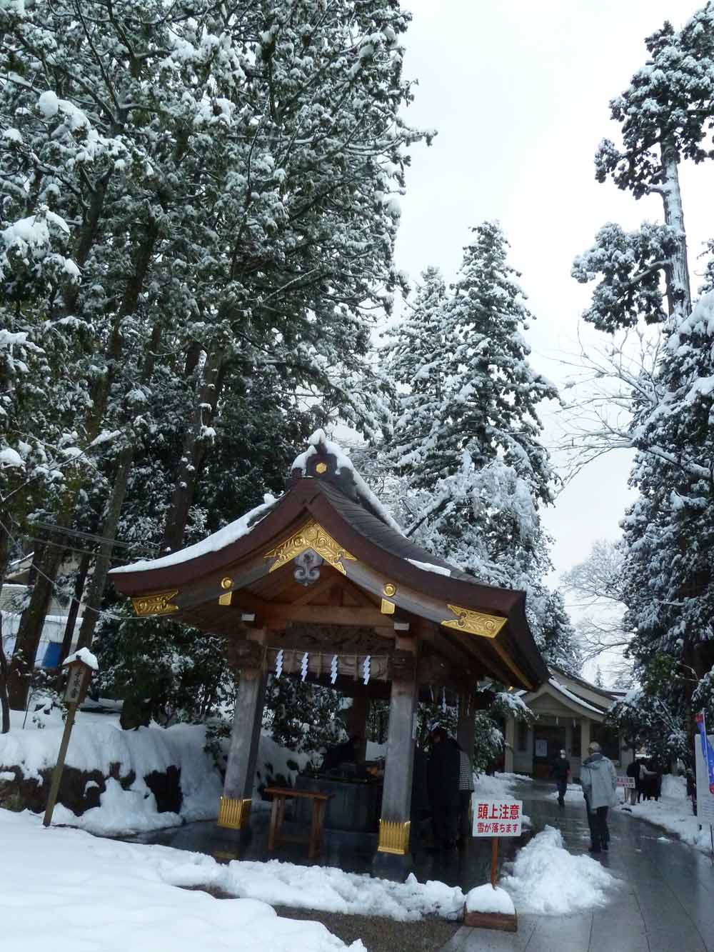 雪の神社